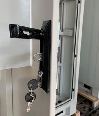 Cerco exterior galvanizado feito-à-medida do armário da espessura 14U do aço 1.5mm com o condicionador de ar 1500W para o armazenamento da bateria da estação das telecomunicações